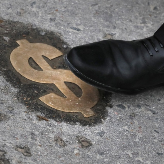 Totalno potonuće dolara, Tramp napravio katastrofu: Najniži nivo za četiri godine