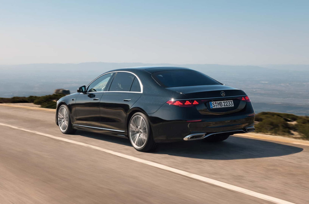 Mercedes S klase za 2026: Više ekrana, manje klasičnog luksuza FOTO