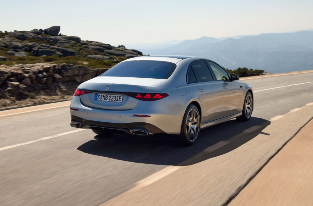 Mercedes S klase za 2026: Više ekrana, manje klasičnog luksuza FOTO