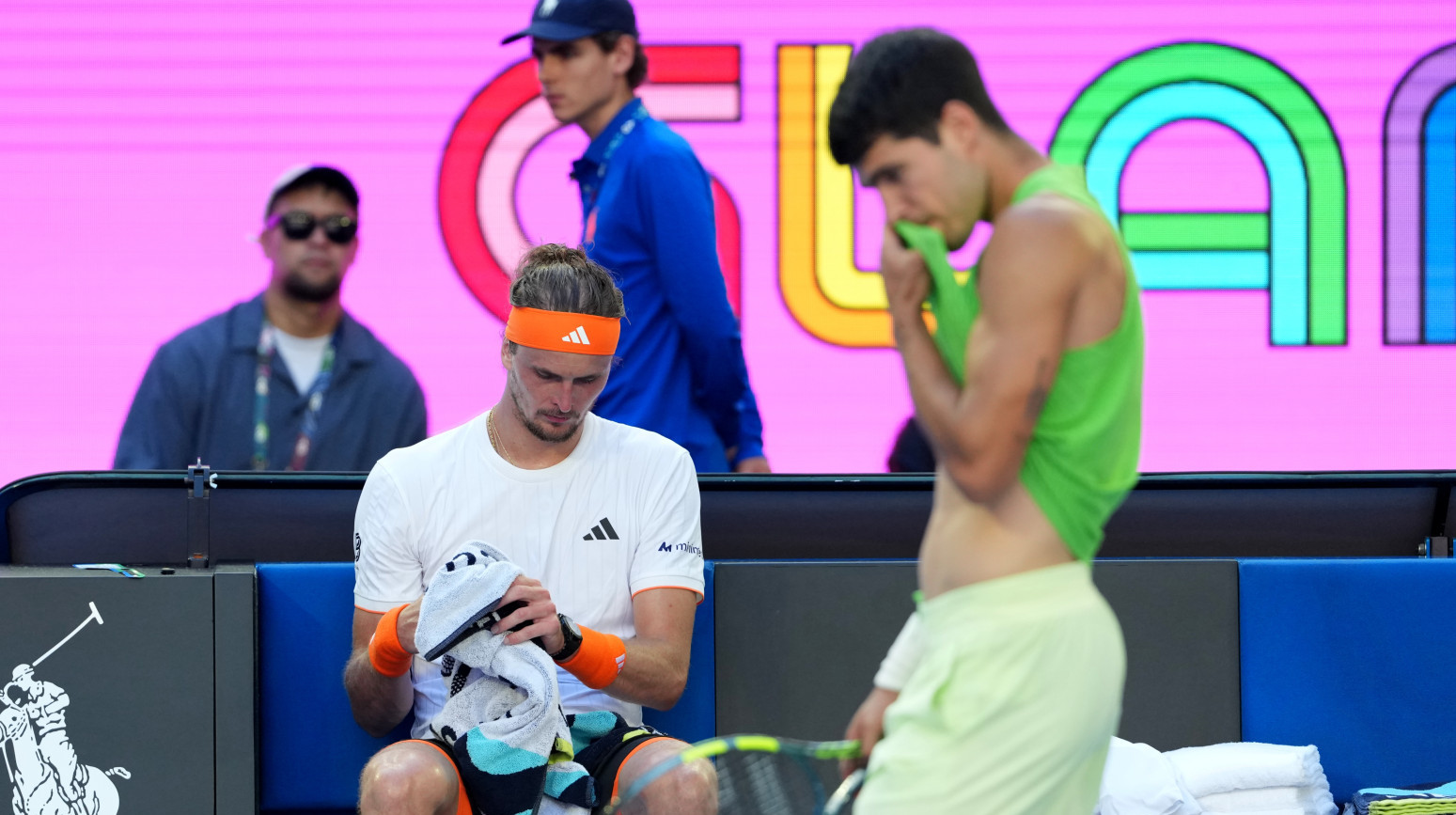 Zverev propustio previše šansi – povređeni Alkaras se ne predaje!