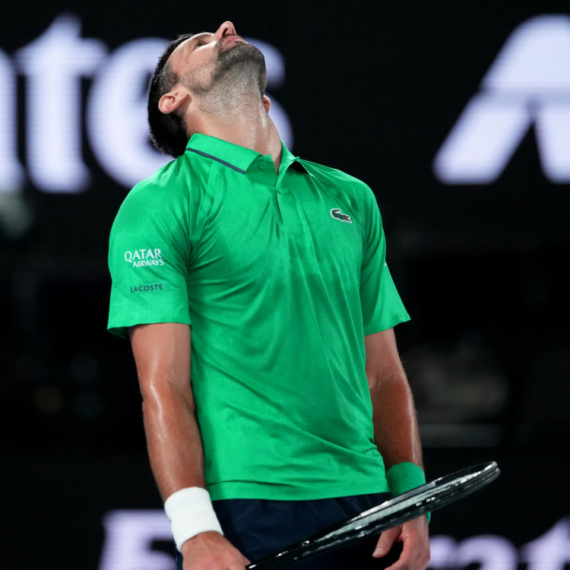 Đoković "crtao" po terenu, pa propustio brejk loptu!