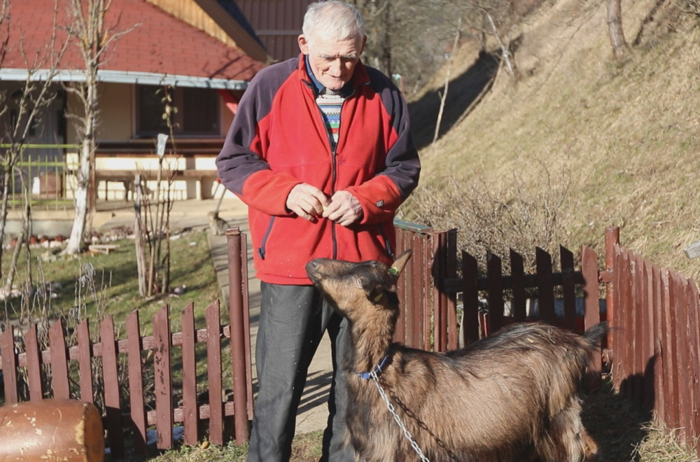 Deda Vide "razbija" na Fejsbuku: Jedan od najstarijih influensera u Srbiji FOTO