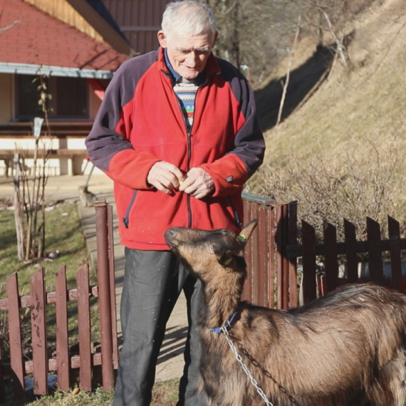 Deda Vide "razbija" na Fejsbuku: Jedan od najstarijih influensera u Srbiji FOTO
