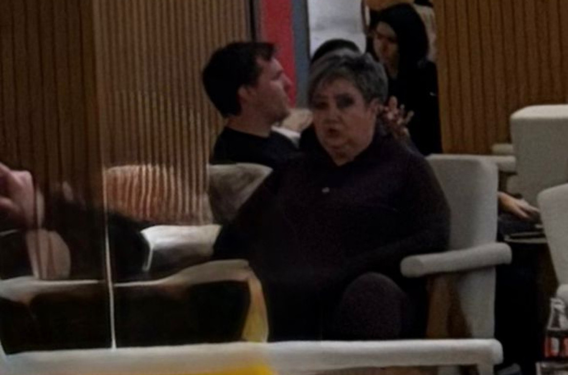 Razotkrivena dvoličnost bivše dekanke: Pljuje Galeriju i Beograd na vodi, a tamo pije kafu FOTO/VIDEO