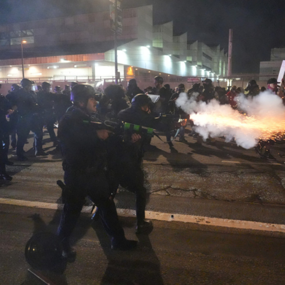 Hiljade ljudi na ulicama Los Anđelesa; Protest protiv ICE-a eskalirao u sukobe FOTO/VIDEO