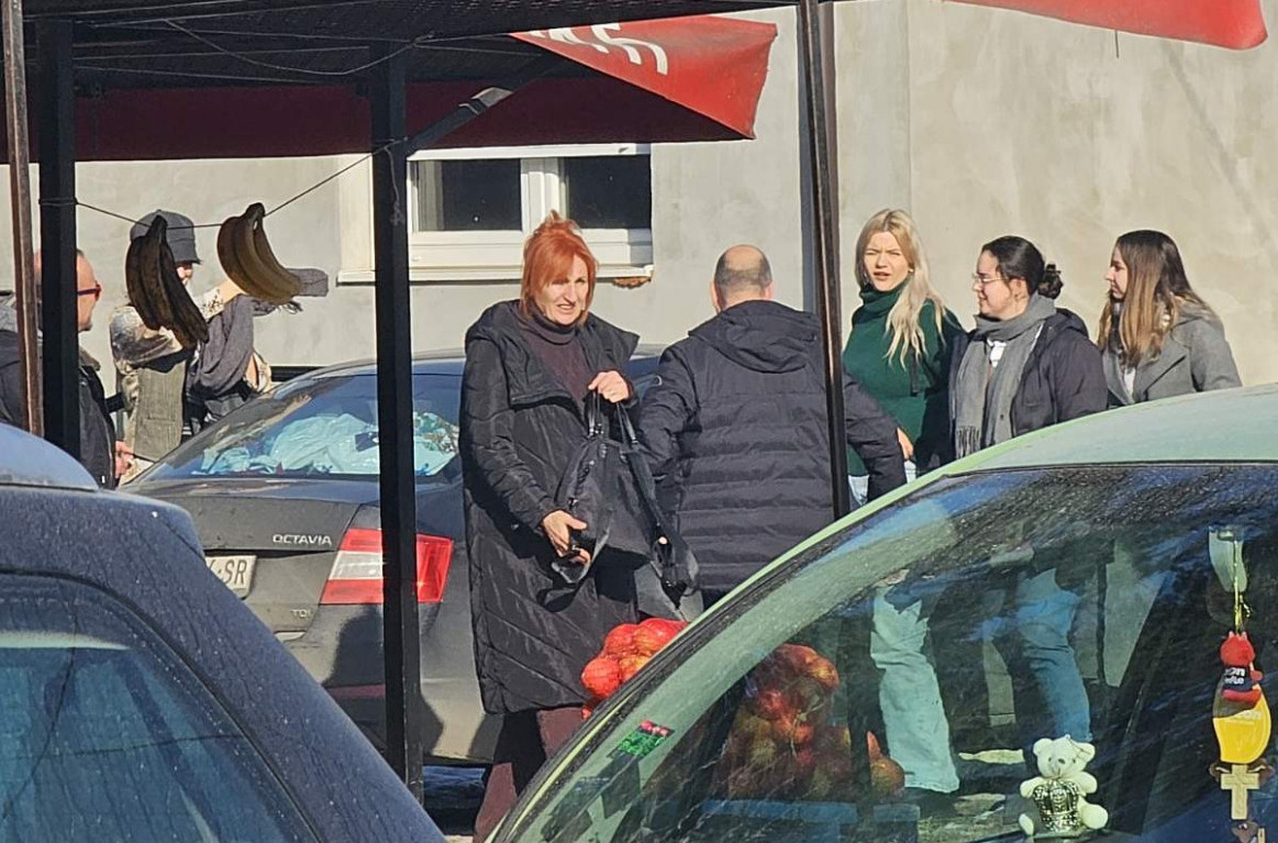 Blokaderi kupuju glasove: Dele poklone građanima FOTO