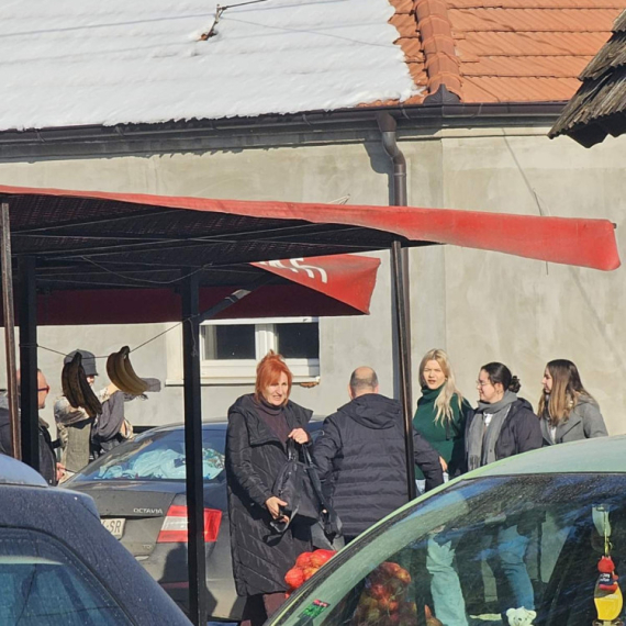 Blokaderi kupuju glasove: Dele poklone građanima FOTO