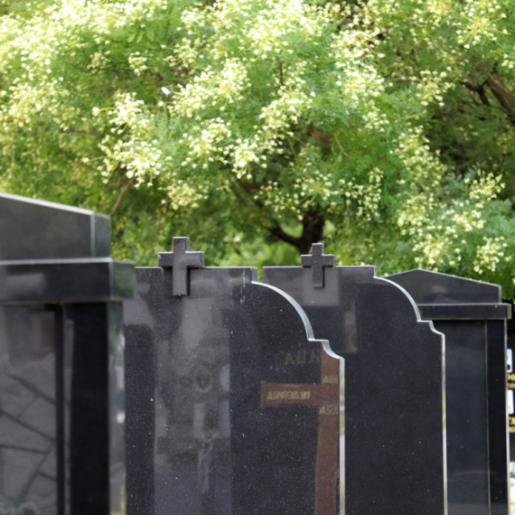 JKP "Pogrebne usluge" Beograd podseća građane na obavezu održavanja spomenika na grobnim mestima