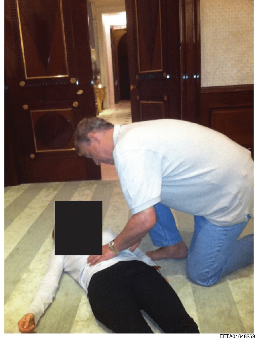 Princ slao fotografije svojih ćerki osuđenom pedofilu? Endrju na sve četiri na devojci FOTO