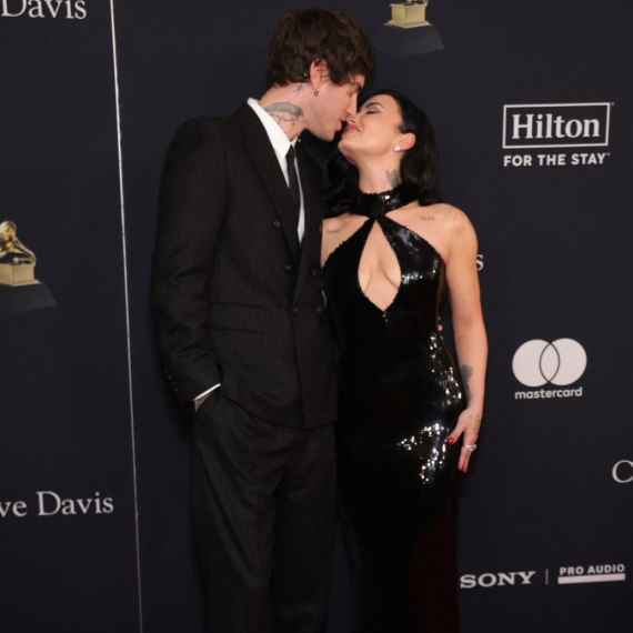 I strastveni poljupac i zgodno telo: Sve je pokazala na crvenom tepihu FOTO