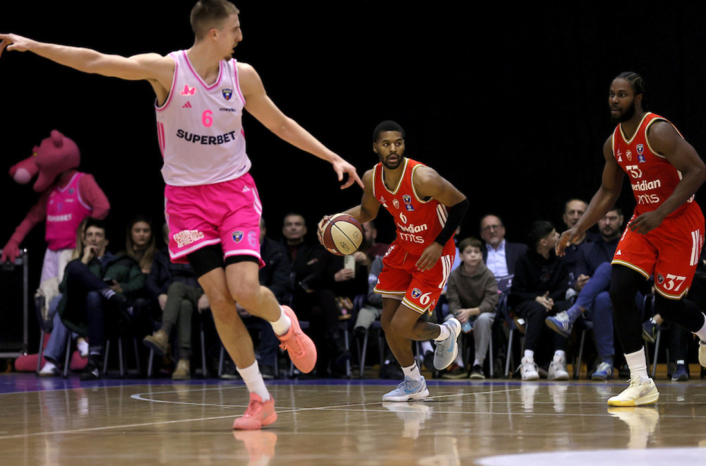 Zvezda vodi na poluvremenu protiv Mege