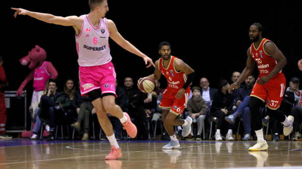 Zvezda vodi na poluvremenu protiv Mege