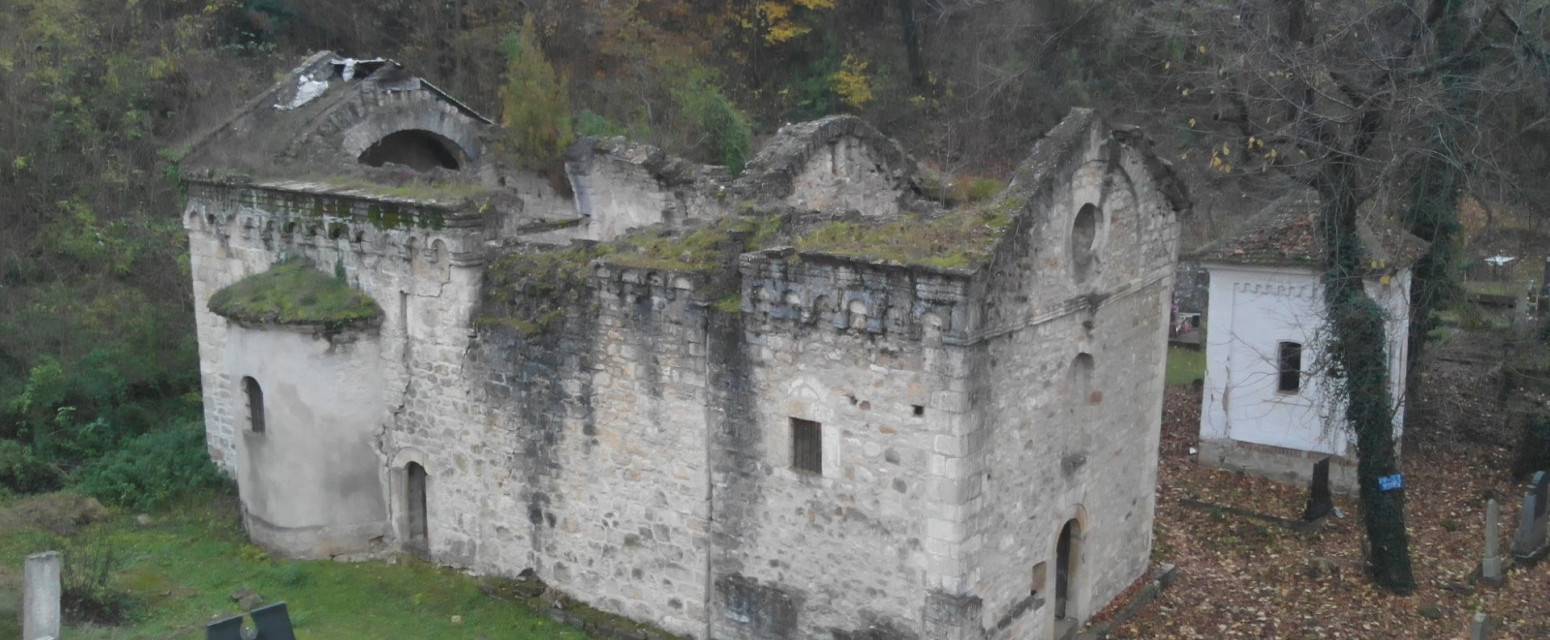 U ovoj misterioznoj crkvi kod Topole se srpska vojska pričešćivala kad je bilo najvažnije FOTO
