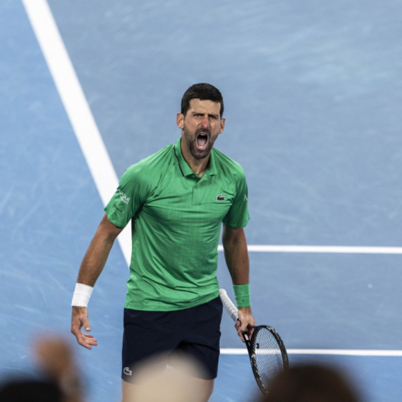 Ko koga, na kraju, ovde juri?