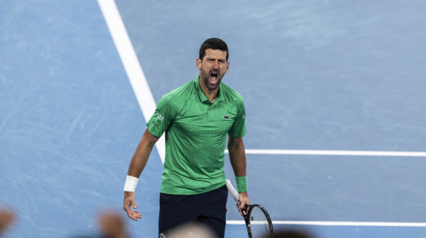 Ko koga, na kraju, ovde juri?