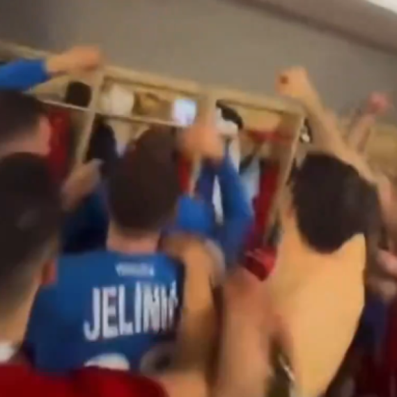 Rukometaši i navijači pevali Tompsona, ministar sporta sa njima; Ovo je zvanična ideologija evropske Hrvatske?
