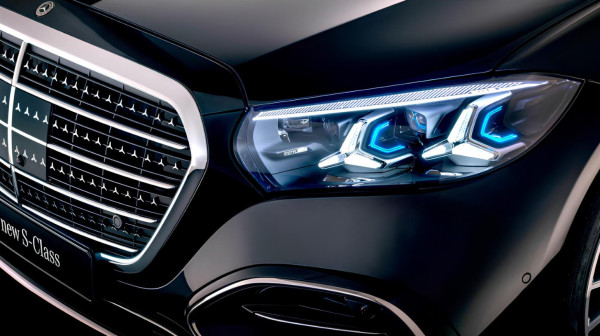 Nova S klasa osvetljava put kao nikad pre: 50.000 LED dioda u službi bezbednosti FOTO