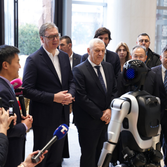 Roboti pričaju, igraju... Vučić na prezentaciji AGIBOT-a: Ovo čoveka malo i uplaši FOTO/VIDEO