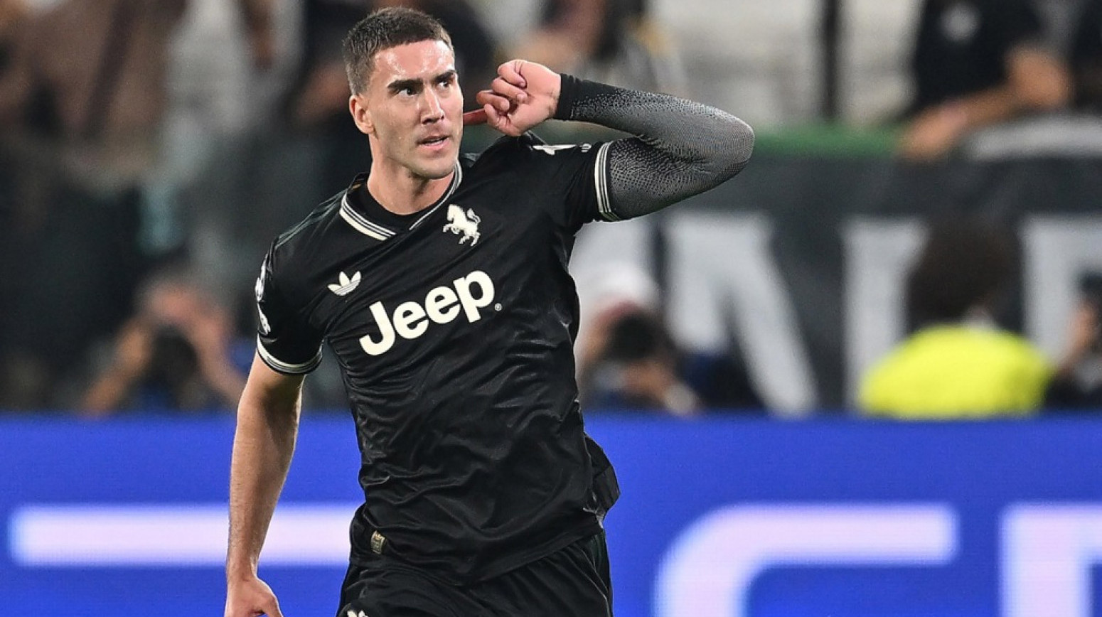 Milan ne odustaje od Vlahovića