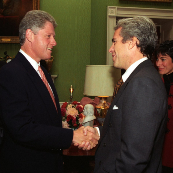 Klintonovi u centru skandala: Evo šta je o njima otkriveno u Epstajnovim spisima