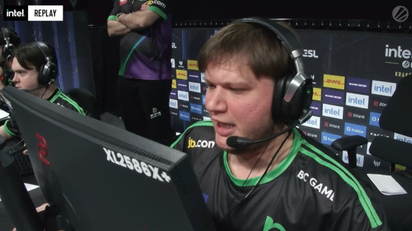 S1mple izgubio živce pred kamerama, odbrusio saigraču