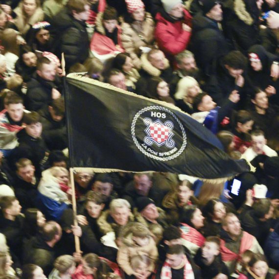 Vijorile se zastave NDH u Zagrebu: Tompson otpevao ratnohuškačku pesmu VIDEO