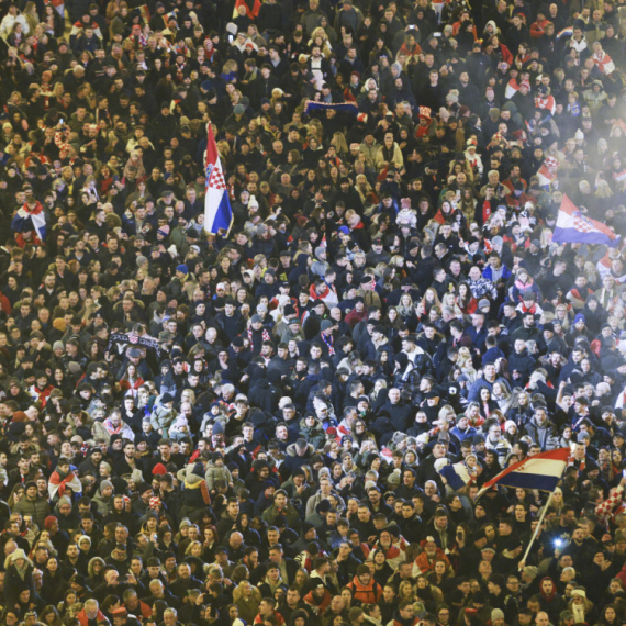 Hrvati se okupili u Zagrebu: Zastave HOS-a i majice "Za dom spremni"; Tompson otpevao zabranjenu pesmu VIDEO