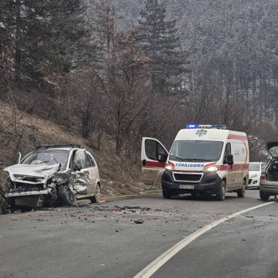 Teška saobraćajna nesreća na Ibarskoj magistrali: Direktan sudar dva automobila; Ima povređenih FOTO