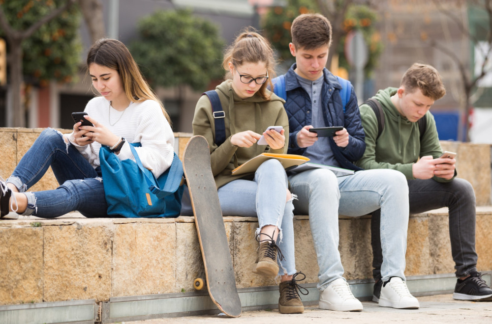 Španija prelomila: Zabraniće im društvene mreže