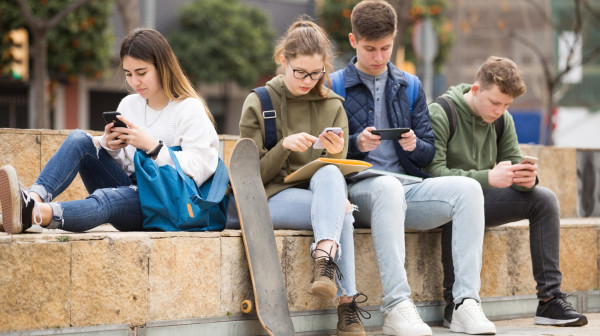 Španija prelomila: Zabraniće im društvene mreže