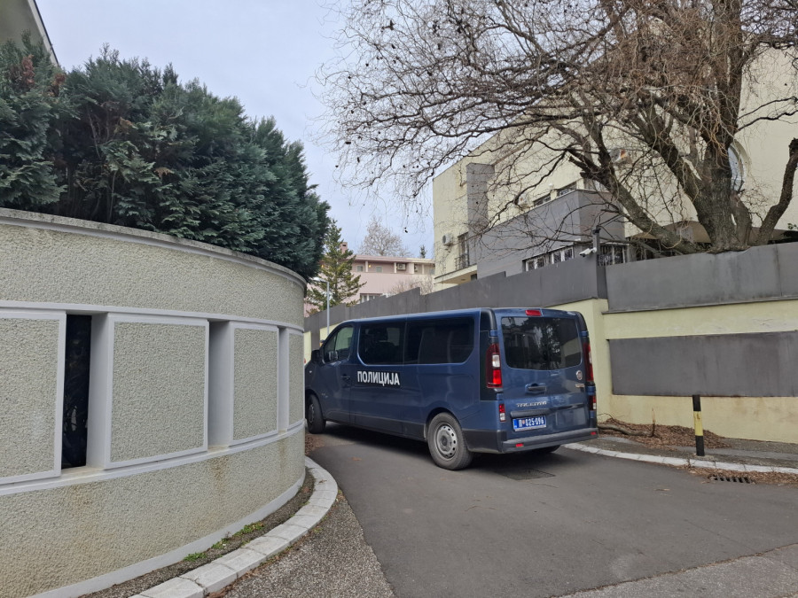 Prve fotografije sa lica mesta: Bačena bomba na kuću Zdravka Čolića, šteta milionska FOTO