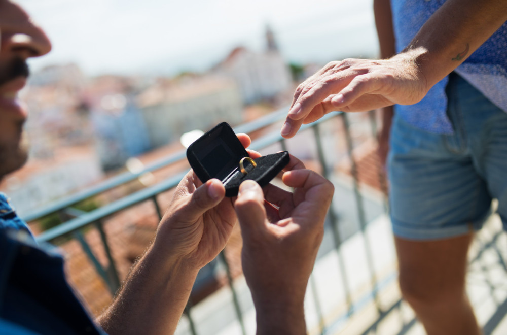 Fudbalski sudija zaprosio dečka pred 50.000 ljudi: Pogledajte reakciju publike VIDEO