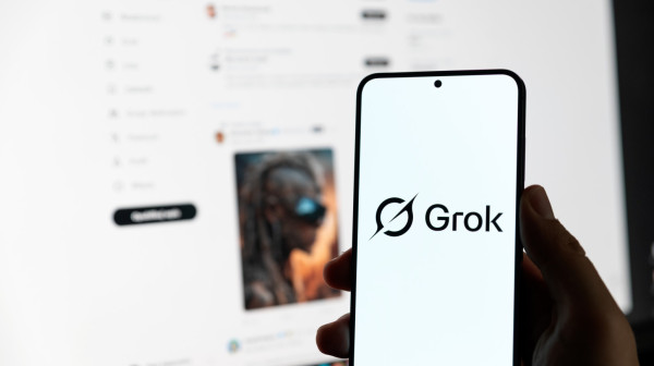 Grok AI i dalje "svlači" ljude na slikama bez njihovog pristanka