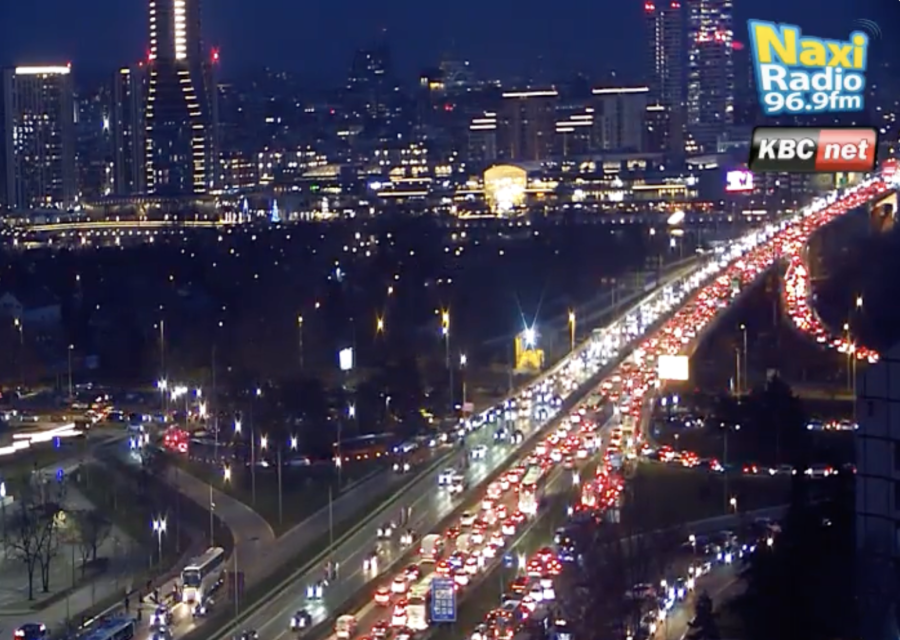 Gori kombi na Gazeli: Saobraćaj paralisan, vatrogasci izašli na lice mesta FOTO