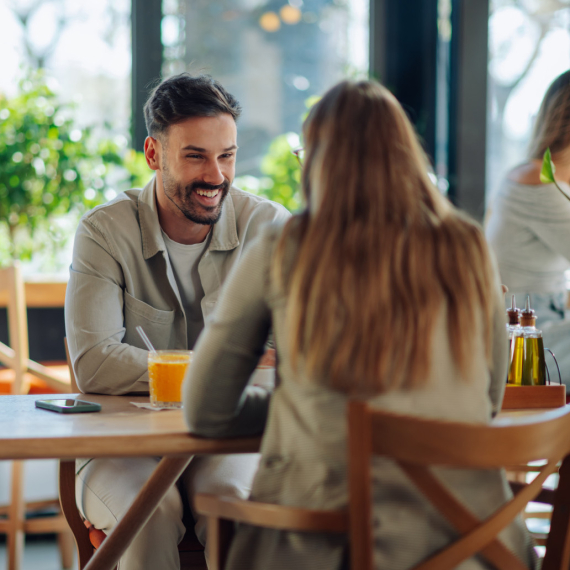 Muškarci vode beleške o svojim devojkama: Trend je eksplodirao (i nije ono što mislite)
