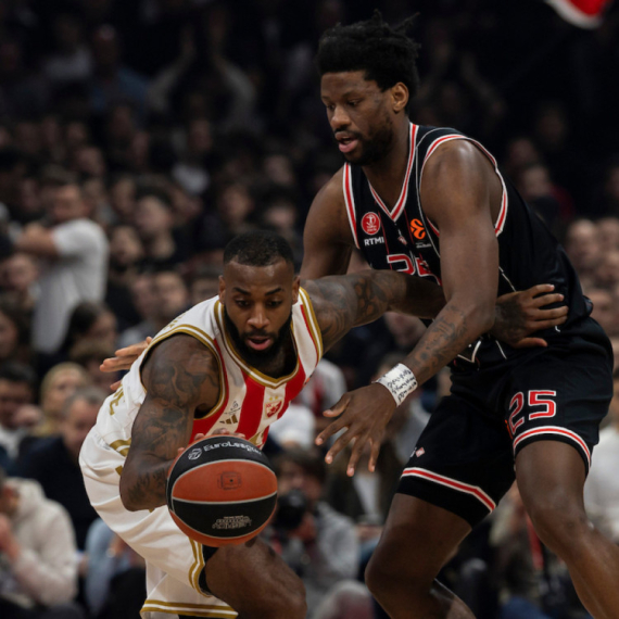 Pljušte trojke u Areni – Zvezda vodi!