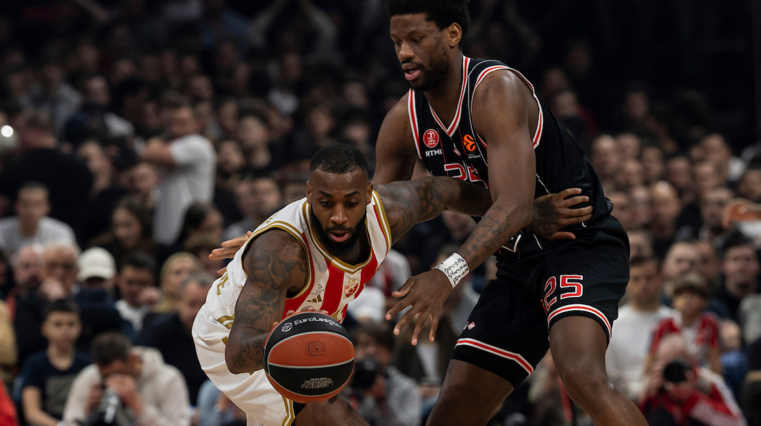 Batler pravi šou u Areni – Itudis "gasi požar"!