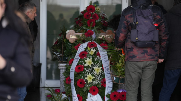 Sahranjena Beti Đorđević: Pevačka legenda ispraćena na večni počinka uz trubače i emotivni govor