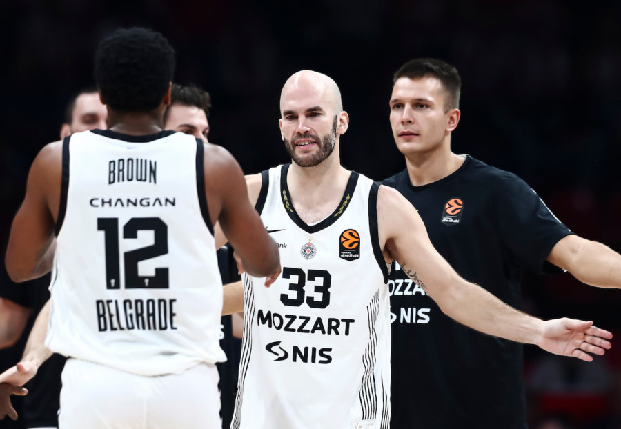 Crno-bela rapsodija sa grčkim dirigentom