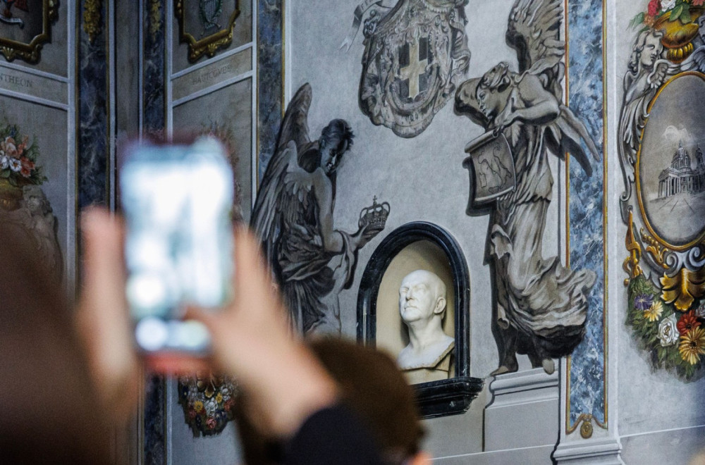 Skandal u Italiji: Obrisana glava anđela koji je ličio na Đorđu Meloni FOTO