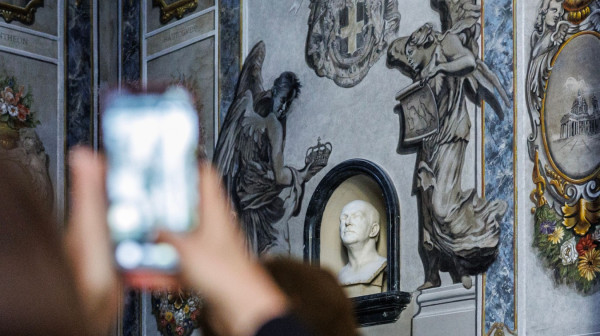 Skandal u Italiji: Obrisana glava anđela koji je ličio na Đorđu Meloni FOTO