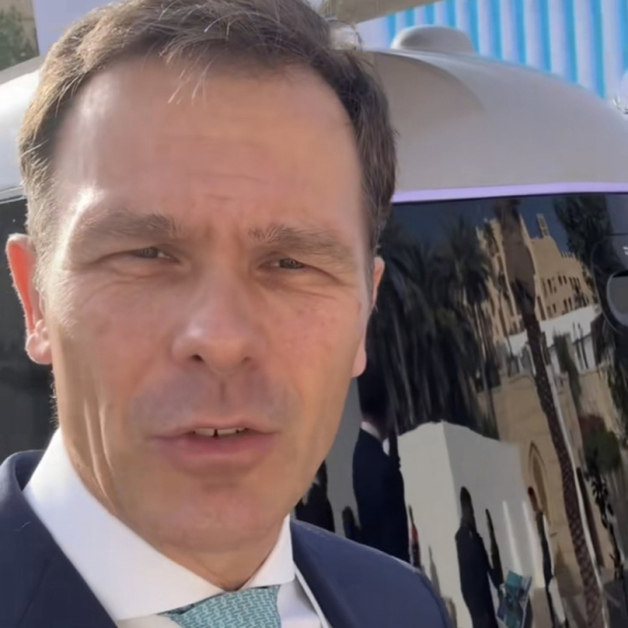 Mali na TikToku: Tehnološka inovacija u Dubaiju – autonomno vozilo; Srbija ne zaostaje, stižu leteći taksiji