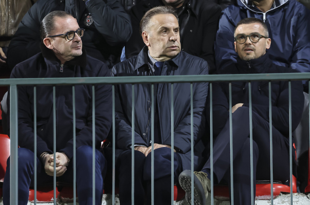 Kud plovi crno-beli brod?