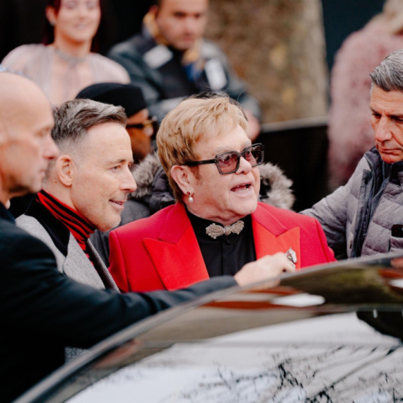 Suprug Eltona Džona presavio tabak: Homofobni ste