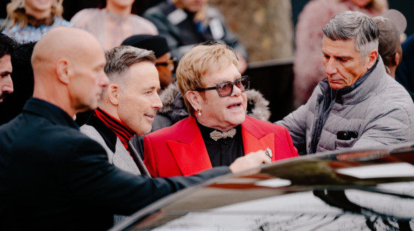 Suprug Eltona Džona presavio tabak: Homofobni ste