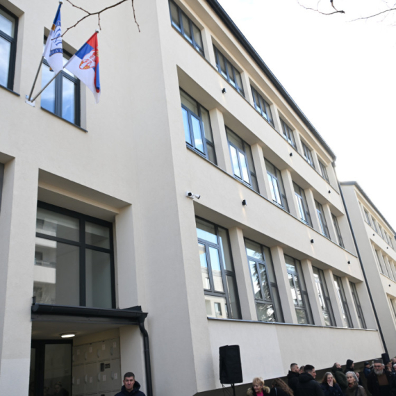 Rekonstruisana Gimnazija Mladenovac; Ovako izgleda rekonstruisana škola koju Vučić otvara FOTO