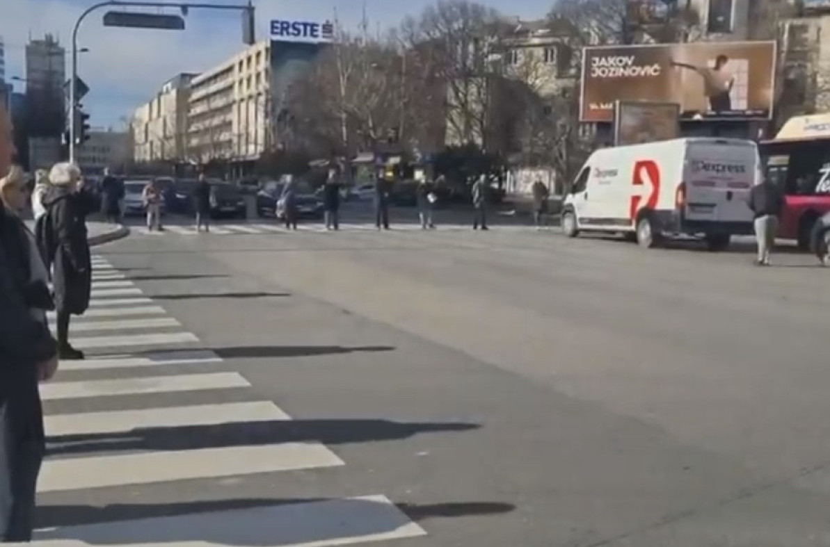 Nastavlja se haos: Jedanaest blokadera otežava život u gradu od 400.000 stanovnika VIDEO