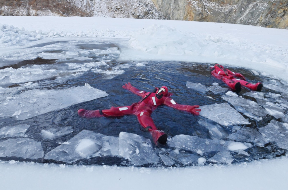 Širi se bizaran trend: Ljudi masovno plutaju u ledenoj vodi, a ovo je razlog VIDEO