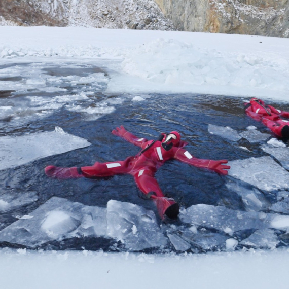 Širi se bizaran trend: Ljudi masovno plutaju u ledenoj vodi, a ovo je razlog VIDEO