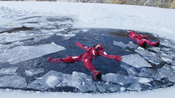 Širi se bizaran trend: Ljudi masovno plutaju u ledenoj vodi, a ovo je razlog VIDEO